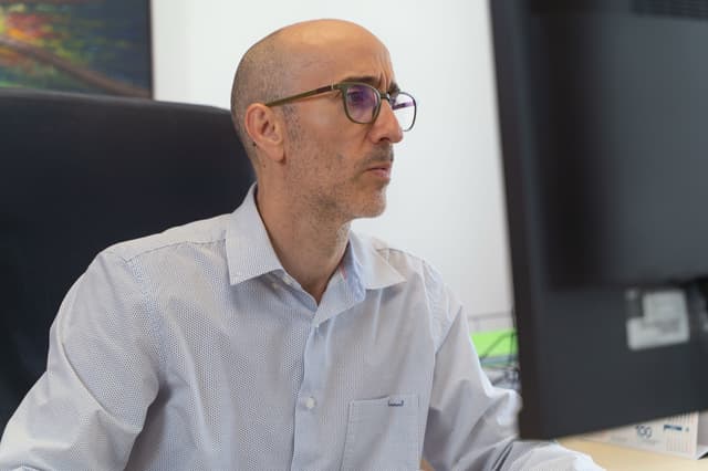 José María García Ruiz trabajando en su despacho